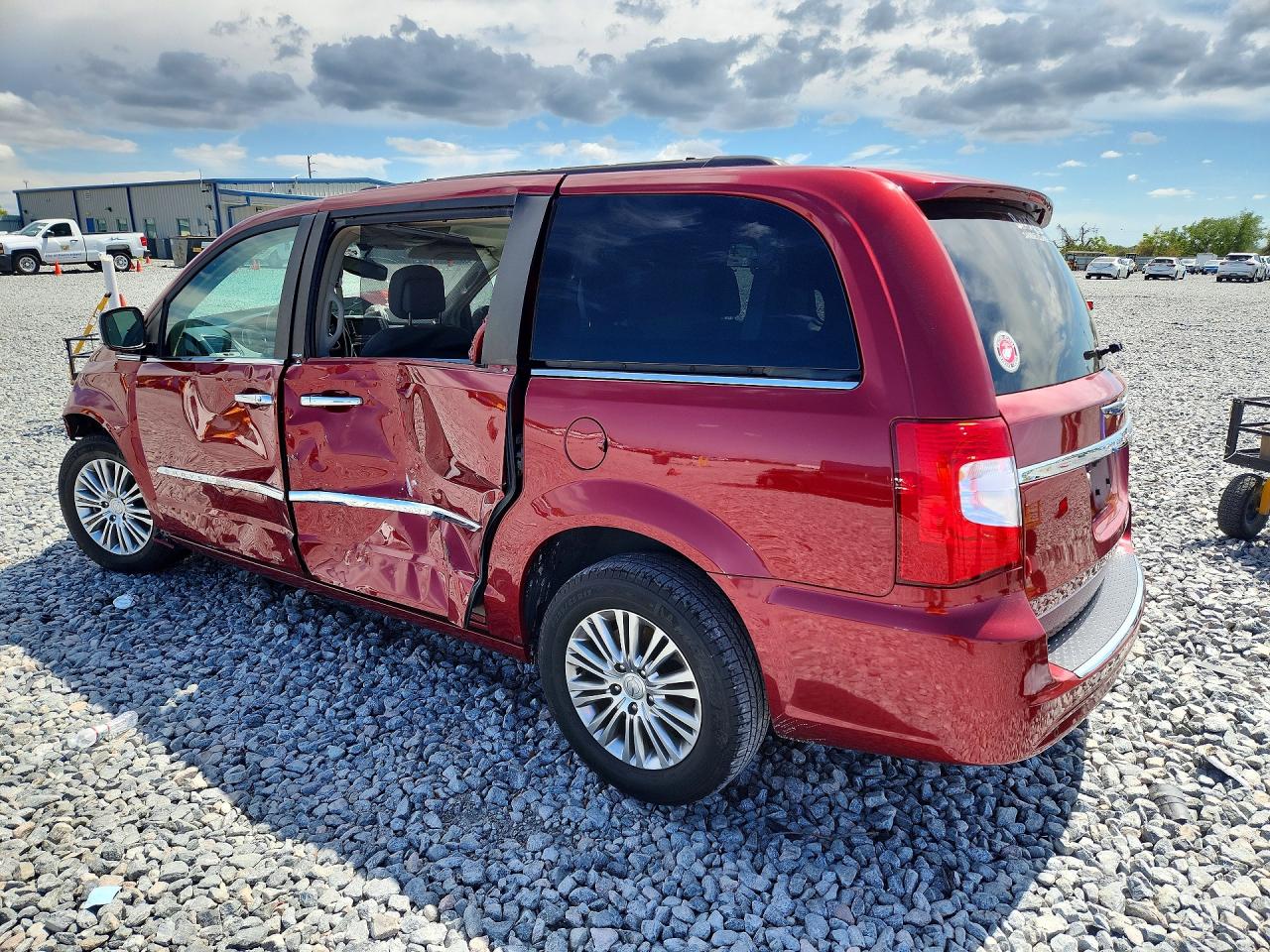 2013 CHRYSLER TOWN & COUNTRY TOURING L photo 2