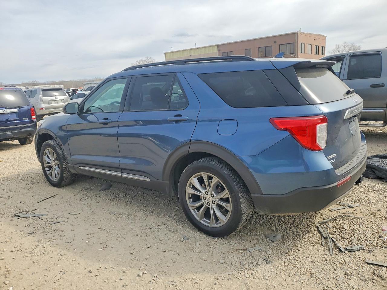 2020 FORD EXPLORER XLT photo 2