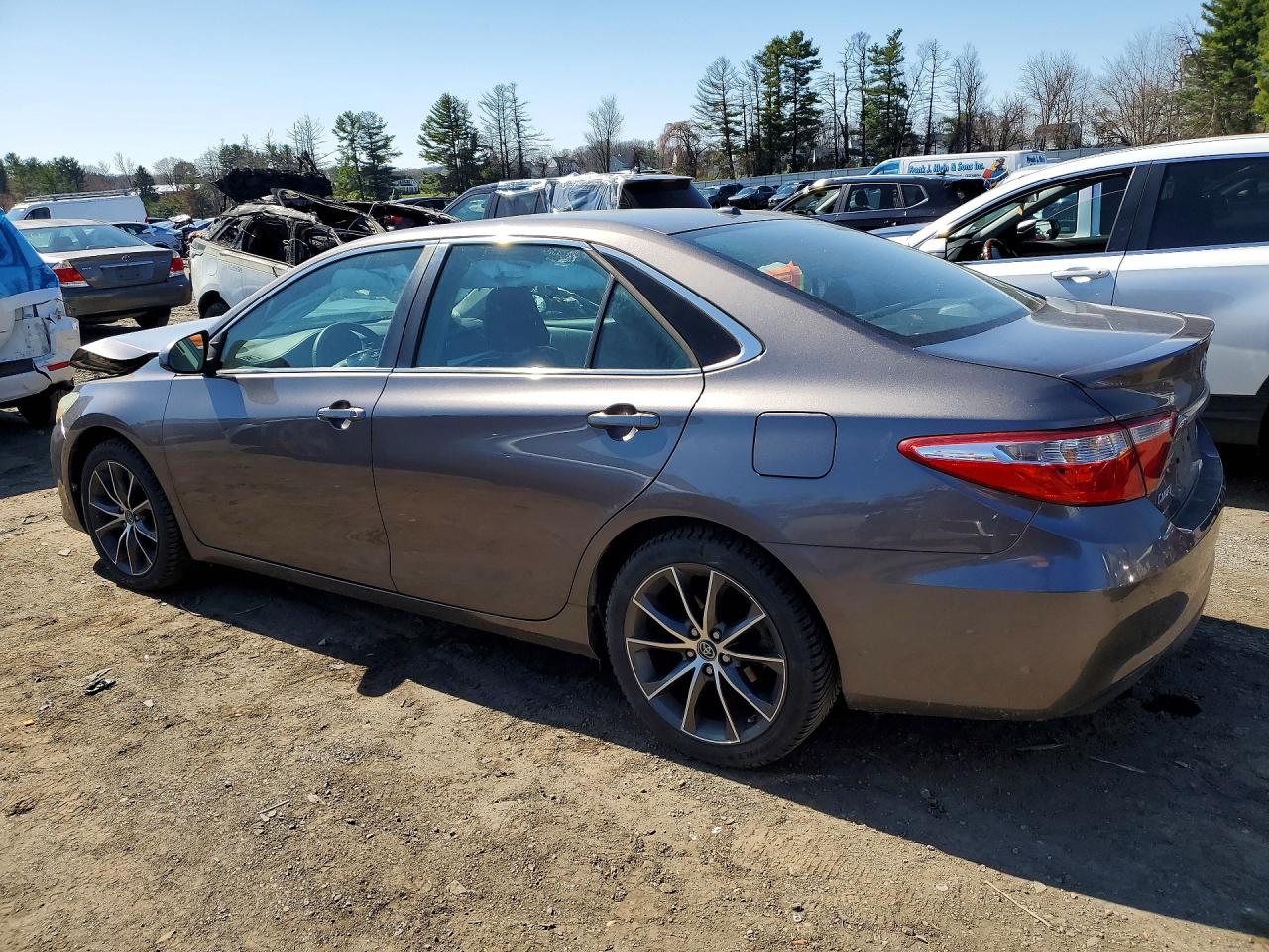 2015 TOYOTA CAMRY XSE photo 3