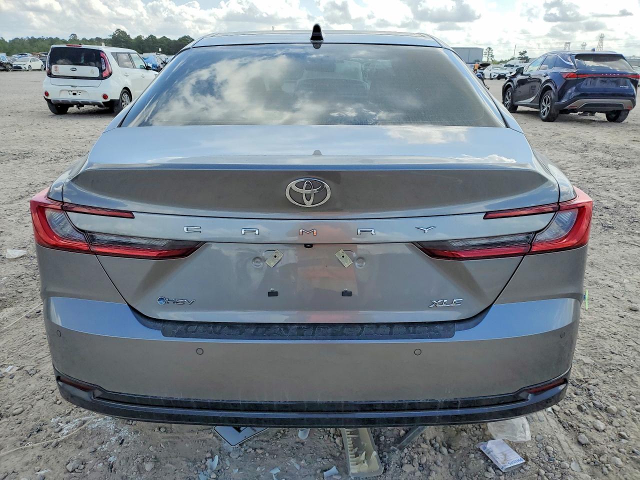 2025 TOYOTA CAMRY XLE photo 11