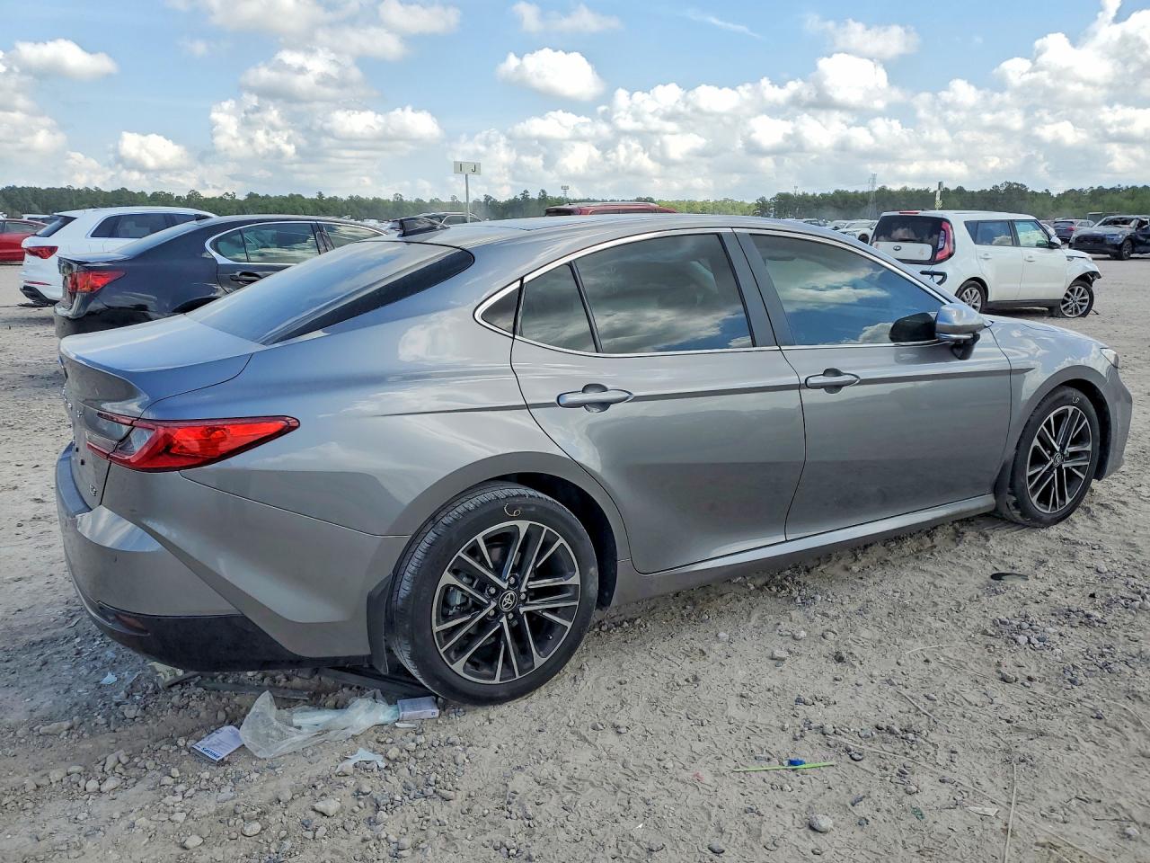 2025 TOYOTA CAMRY XLE photo 5