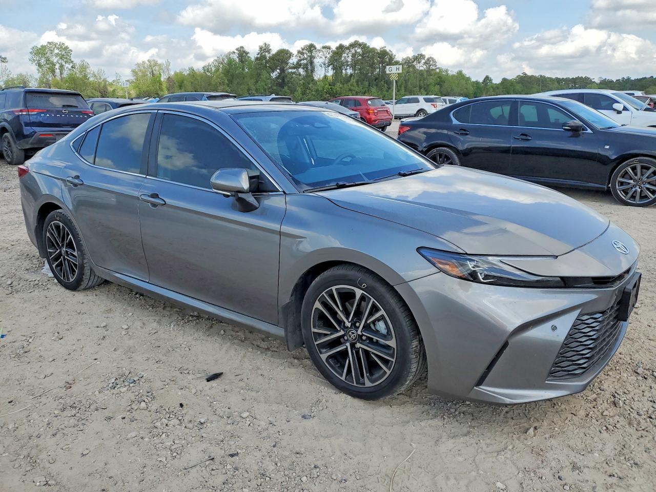 2025 TOYOTA CAMRY XLE photo 7