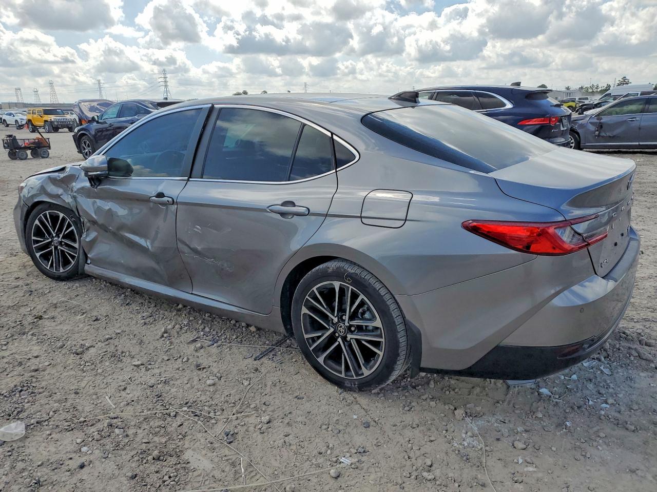 2025 TOYOTA CAMRY XLE photo 3
