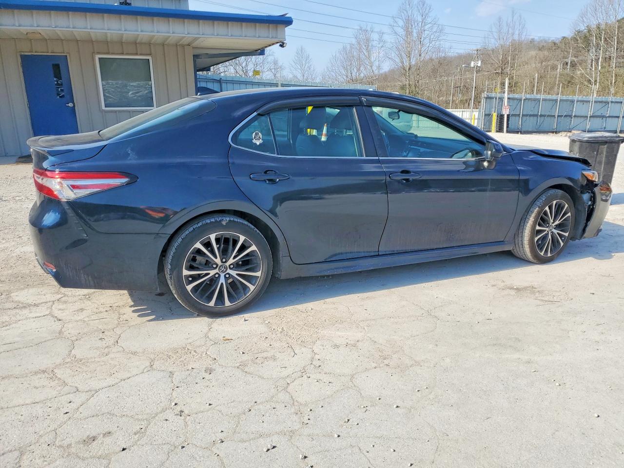 2019 TOYOTA CAMRY L photo 3