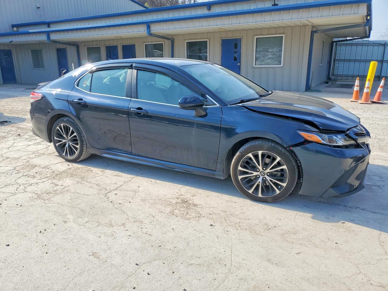 2019 TOYOTA CAMRY L photo 4