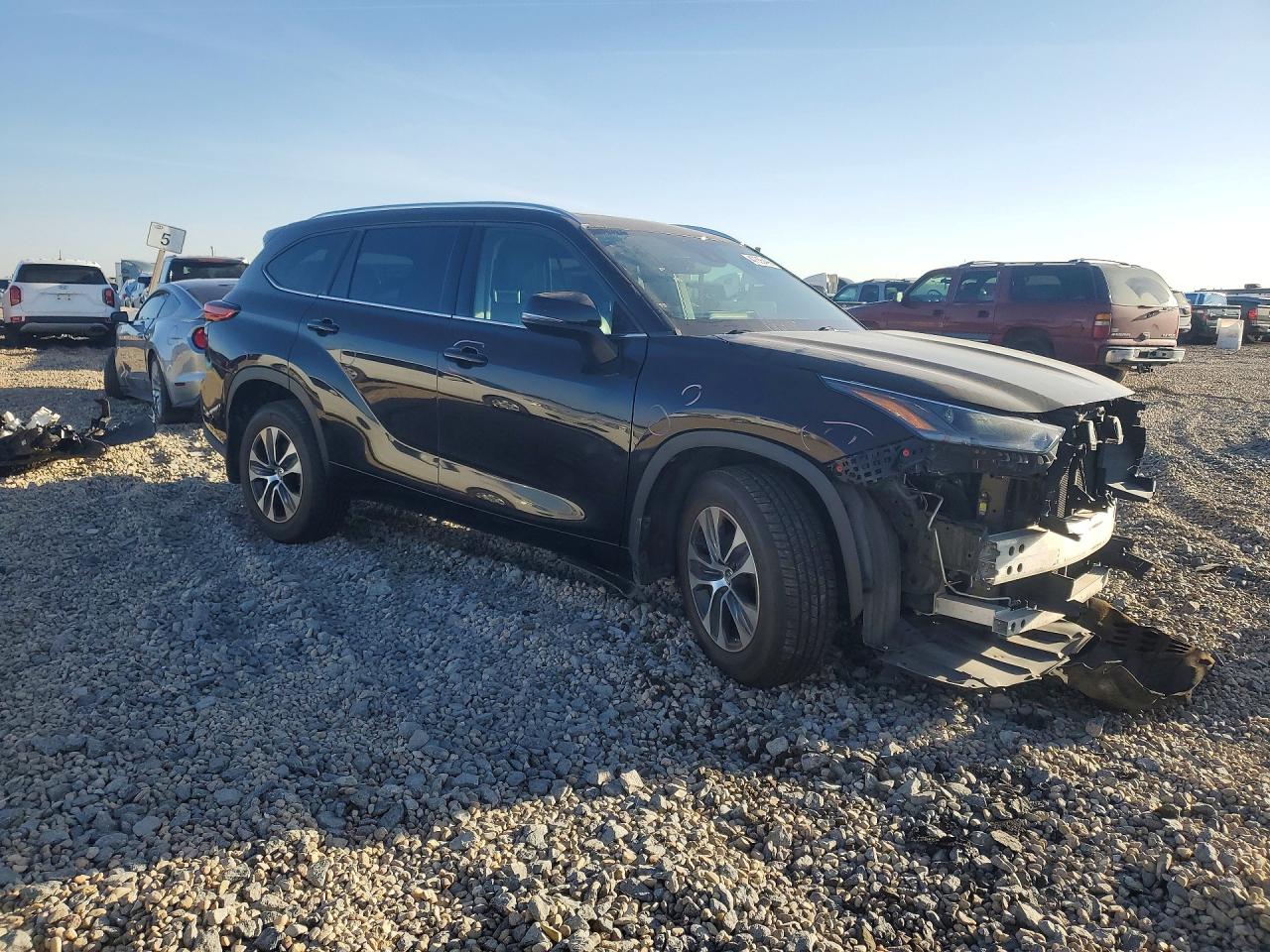 2021 TOYOTA HIGHLANDER XLE photo 10