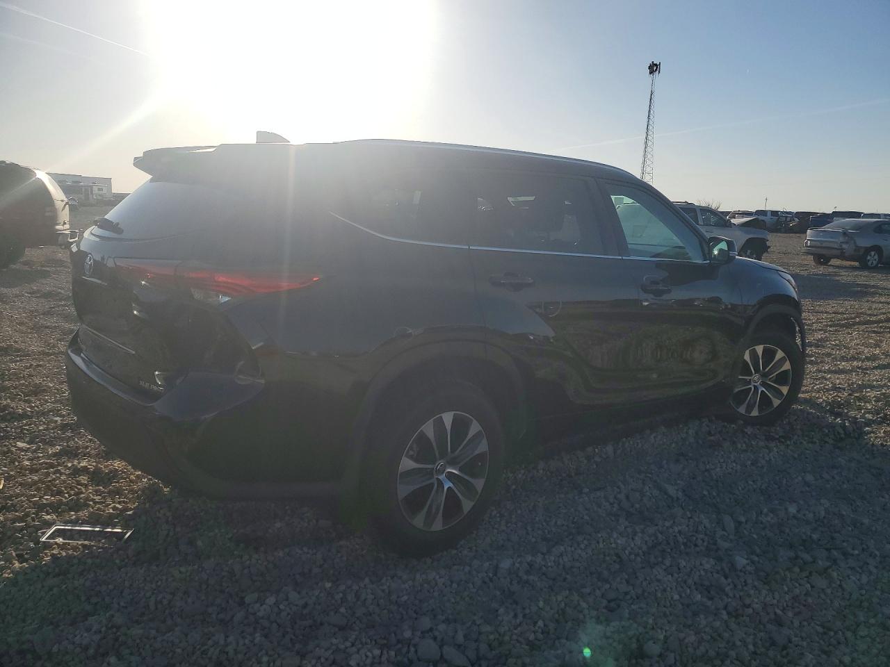 2021 TOYOTA HIGHLANDER XLE photo 7