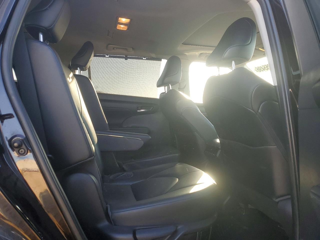 2021 TOYOTA HIGHLANDER XLE photo 31