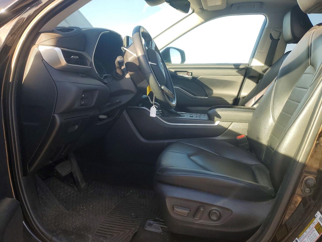 2021 TOYOTA HIGHLANDER XLE photo 19