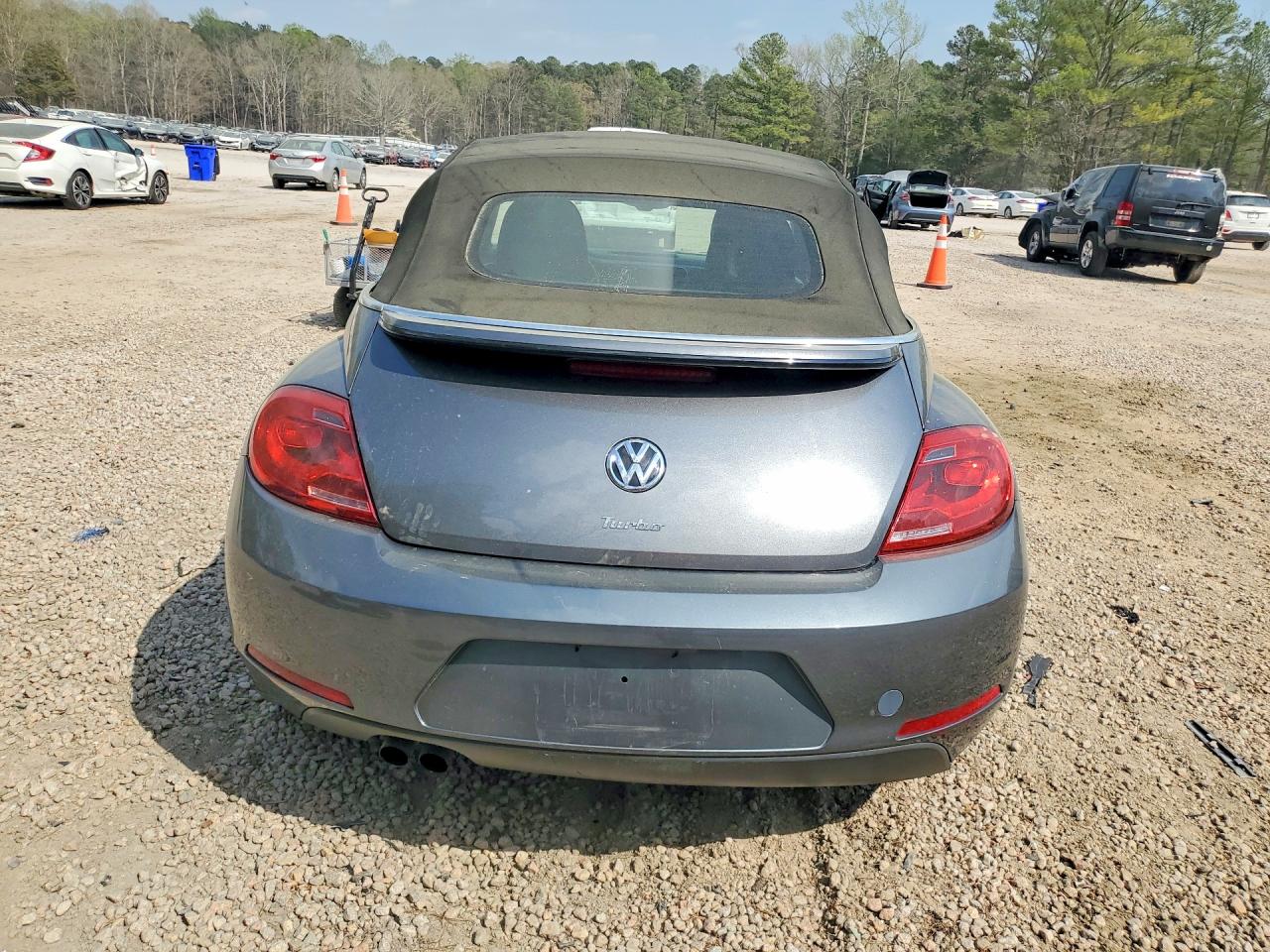 2016 VOLKSWAGEN BEETLE S photo 11