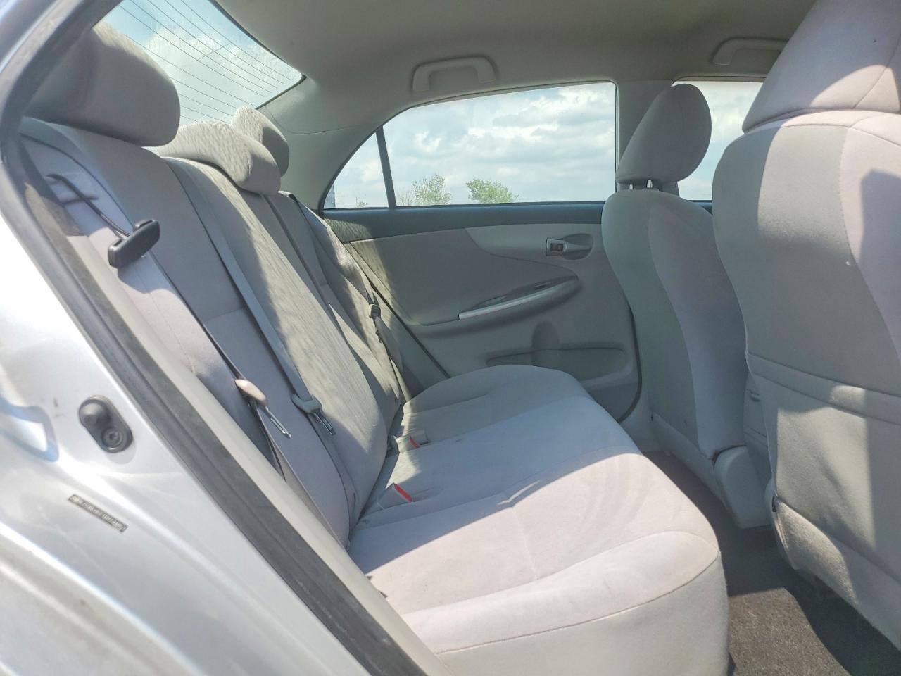 2011 TOYOTA COROLLA LE photo 28