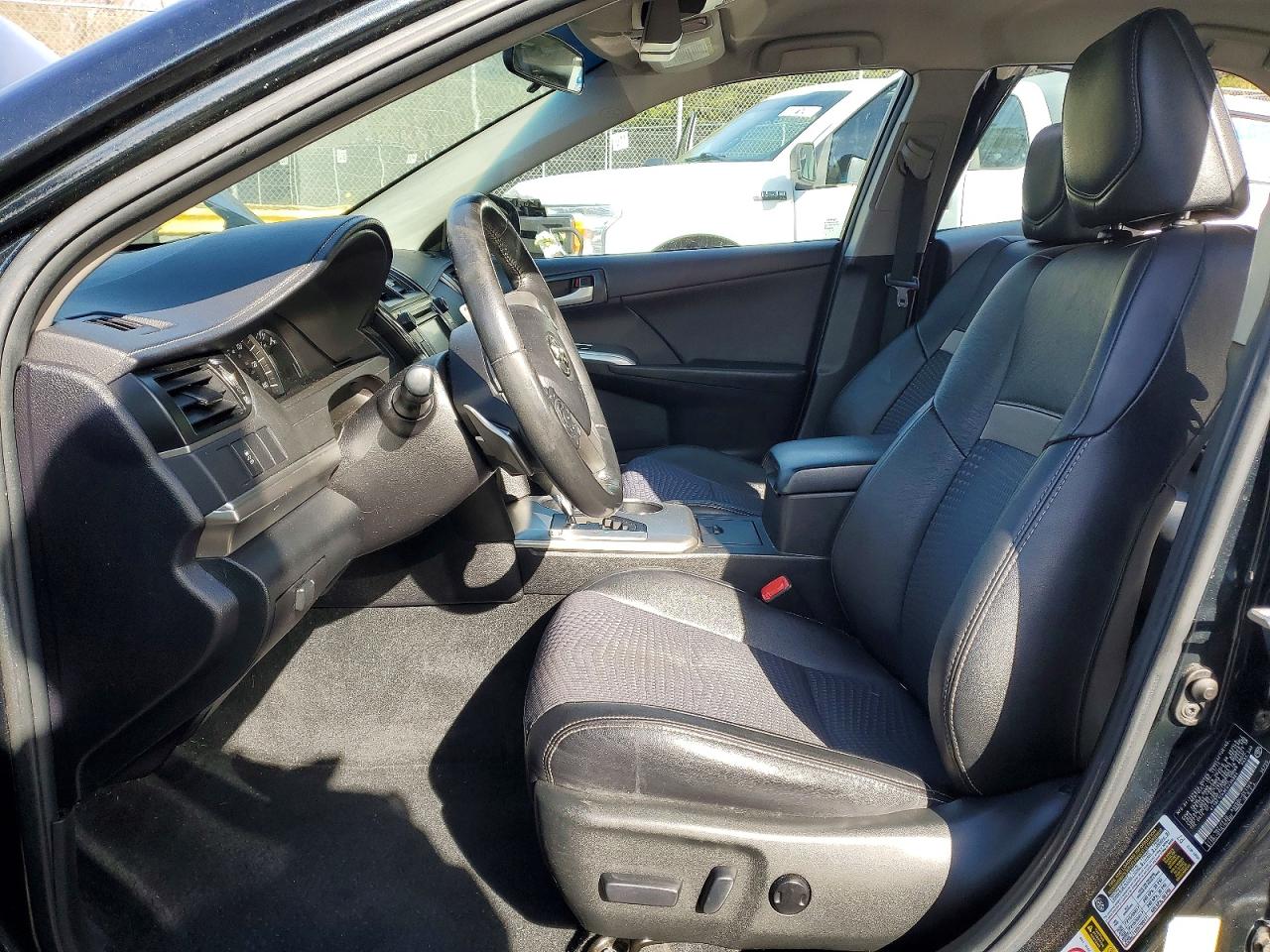 2014 TOYOTA CAMRY SE photo 13