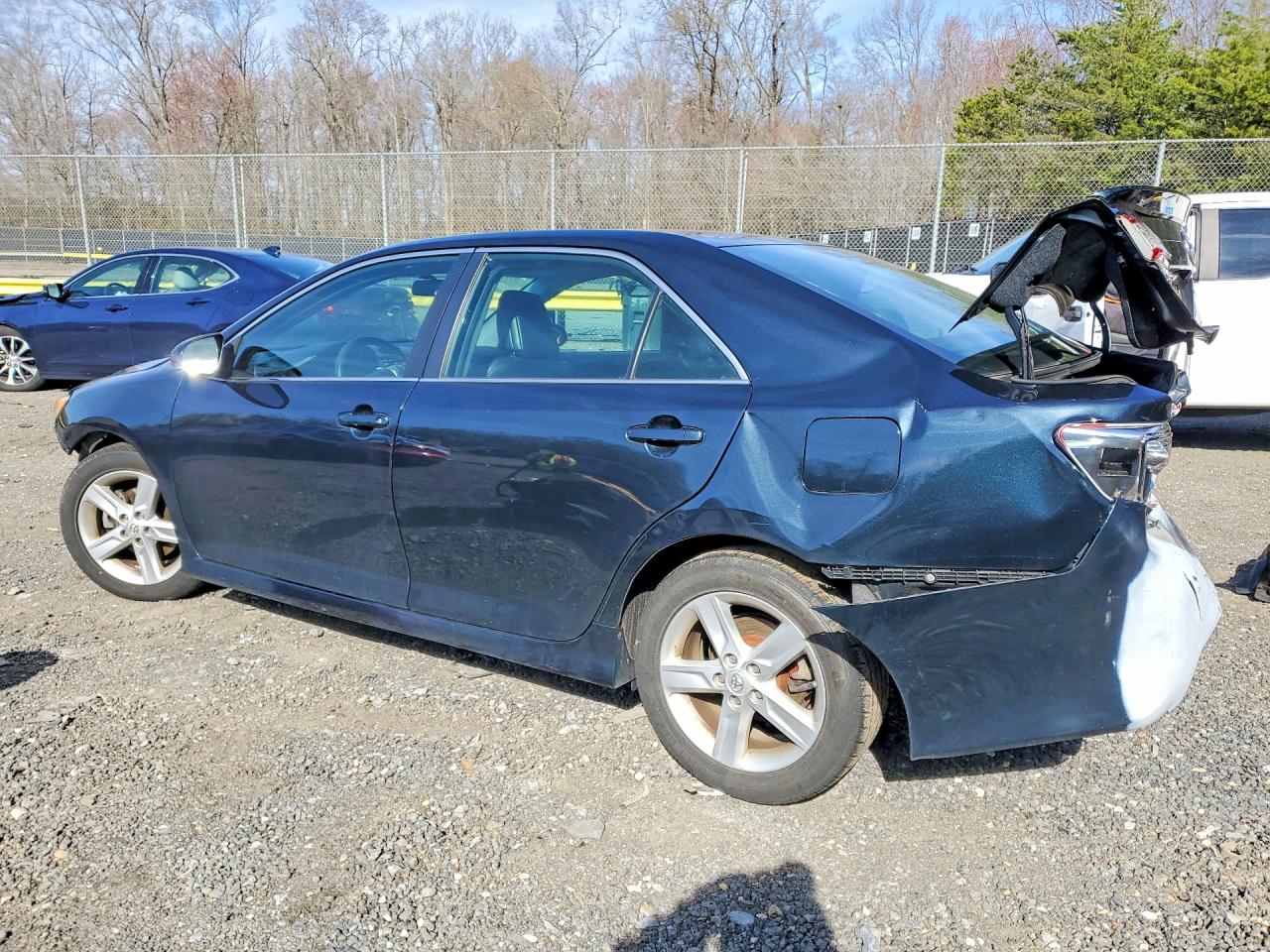 2014 TOYOTA CAMRY SE photo 3