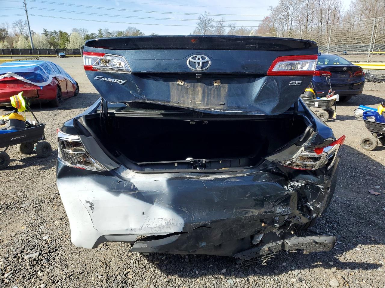 2014 TOYOTA CAMRY SE photo 11