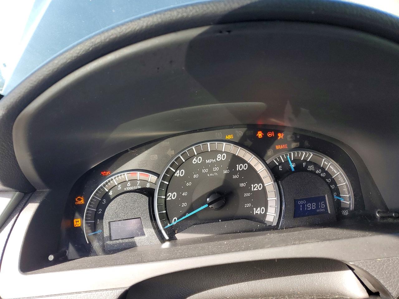 2014 TOYOTA CAMRY SE photo 17