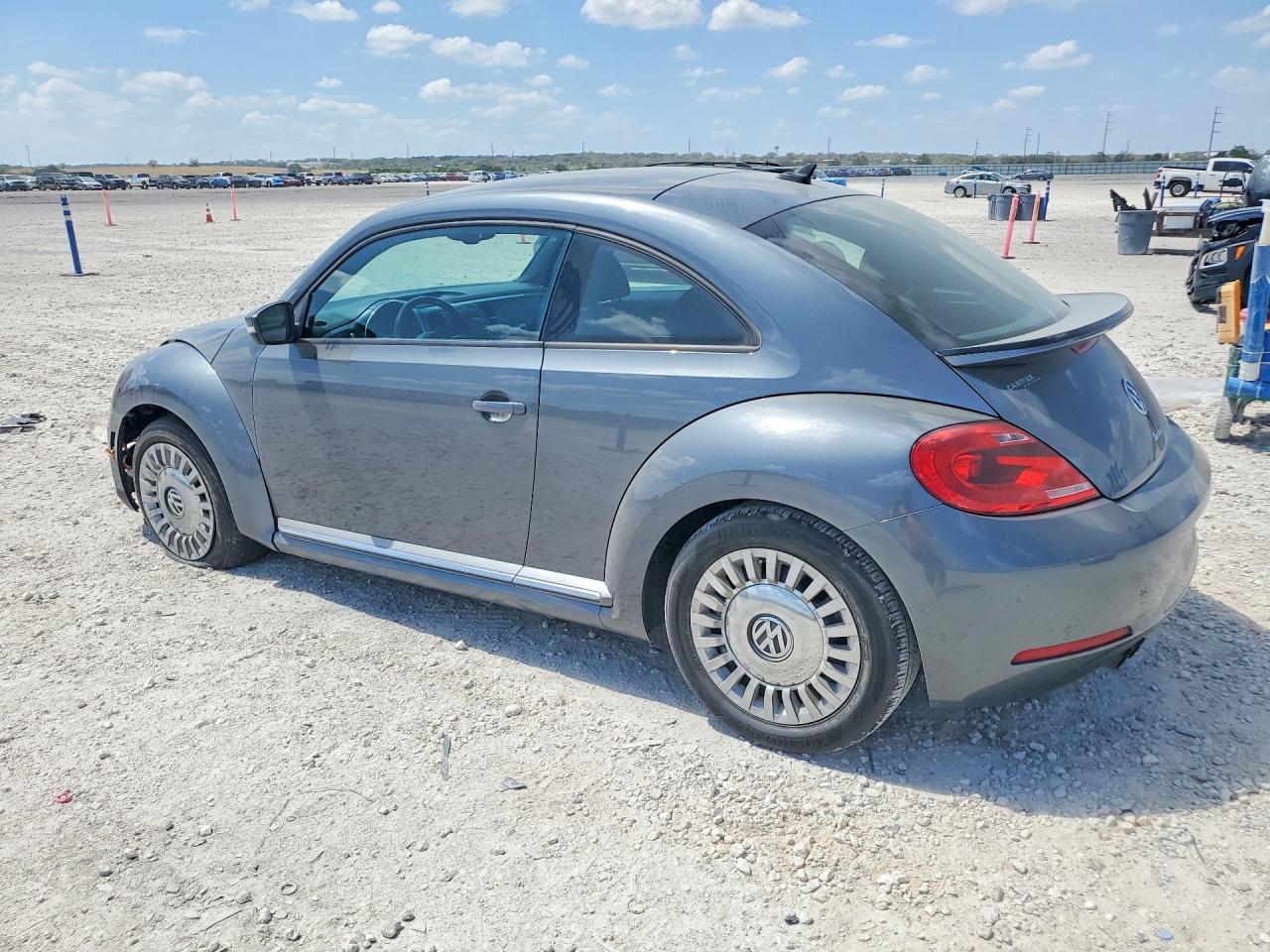 2016 VOLKSWAGEN BEETLE SE photo 3