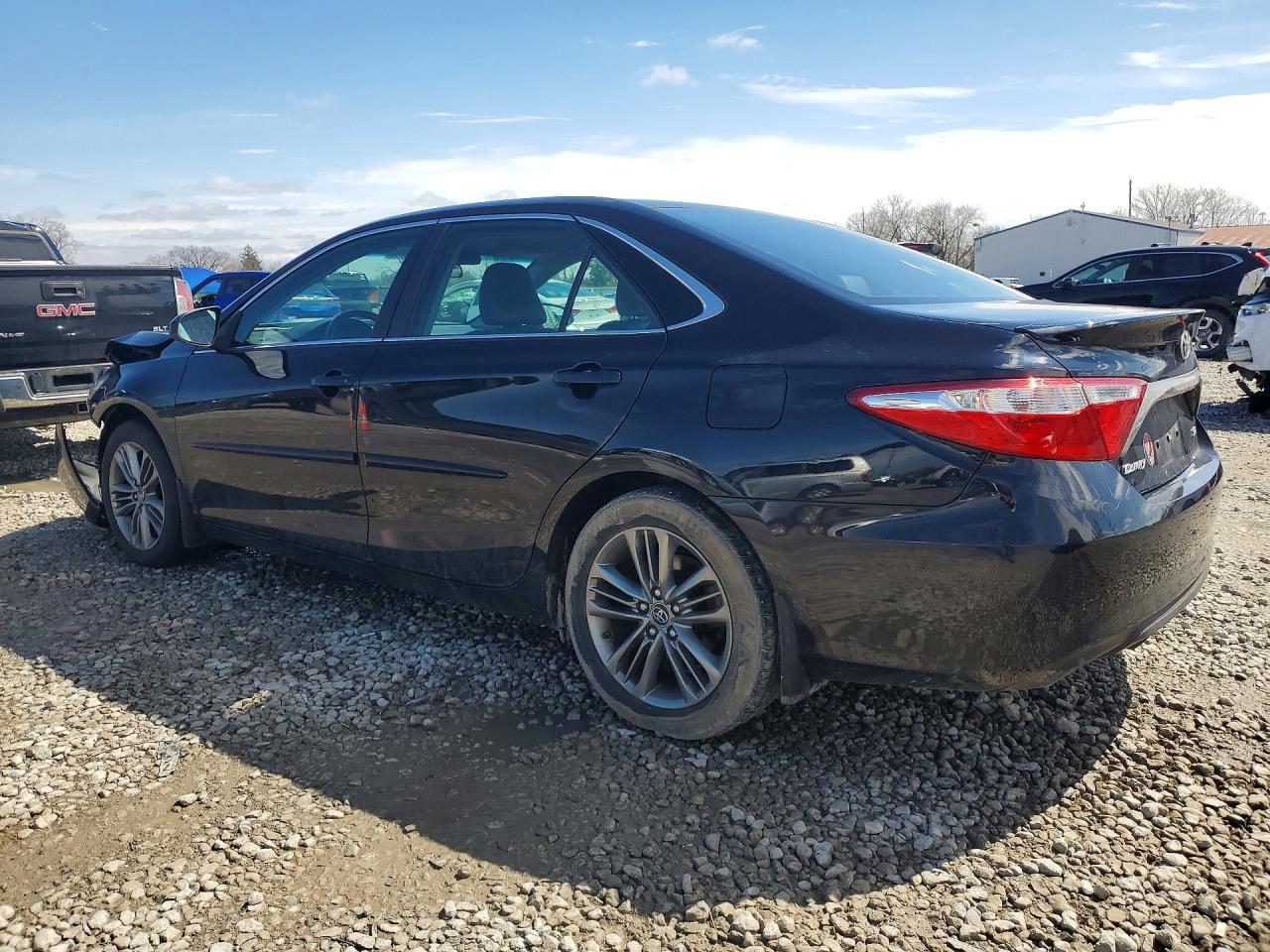 2017 TOYOTA CAMRY SE photo 2