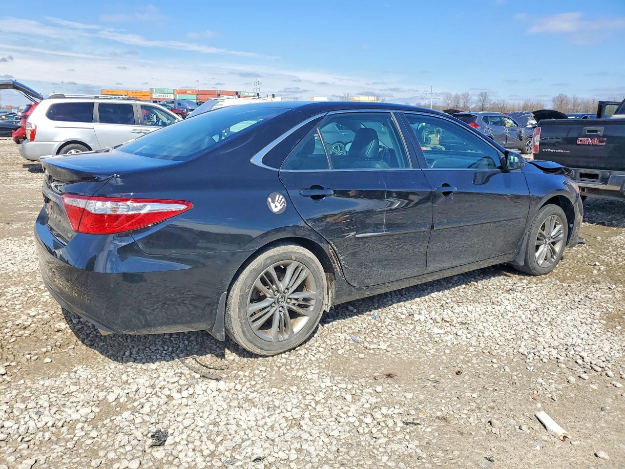 2017 TOYOTA CAMRY SE photo 3