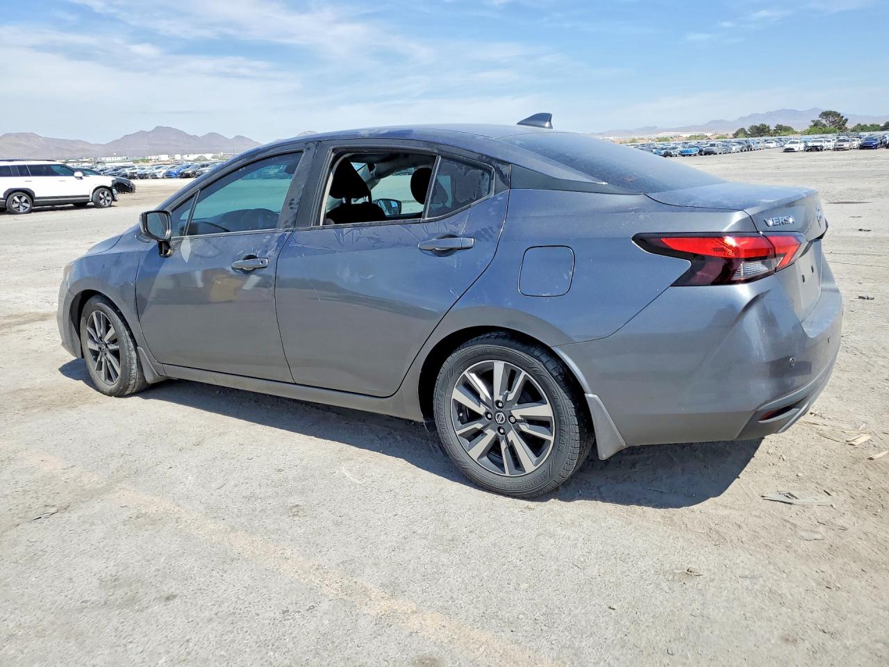 2021 NISSAN VERSA SV photo 4