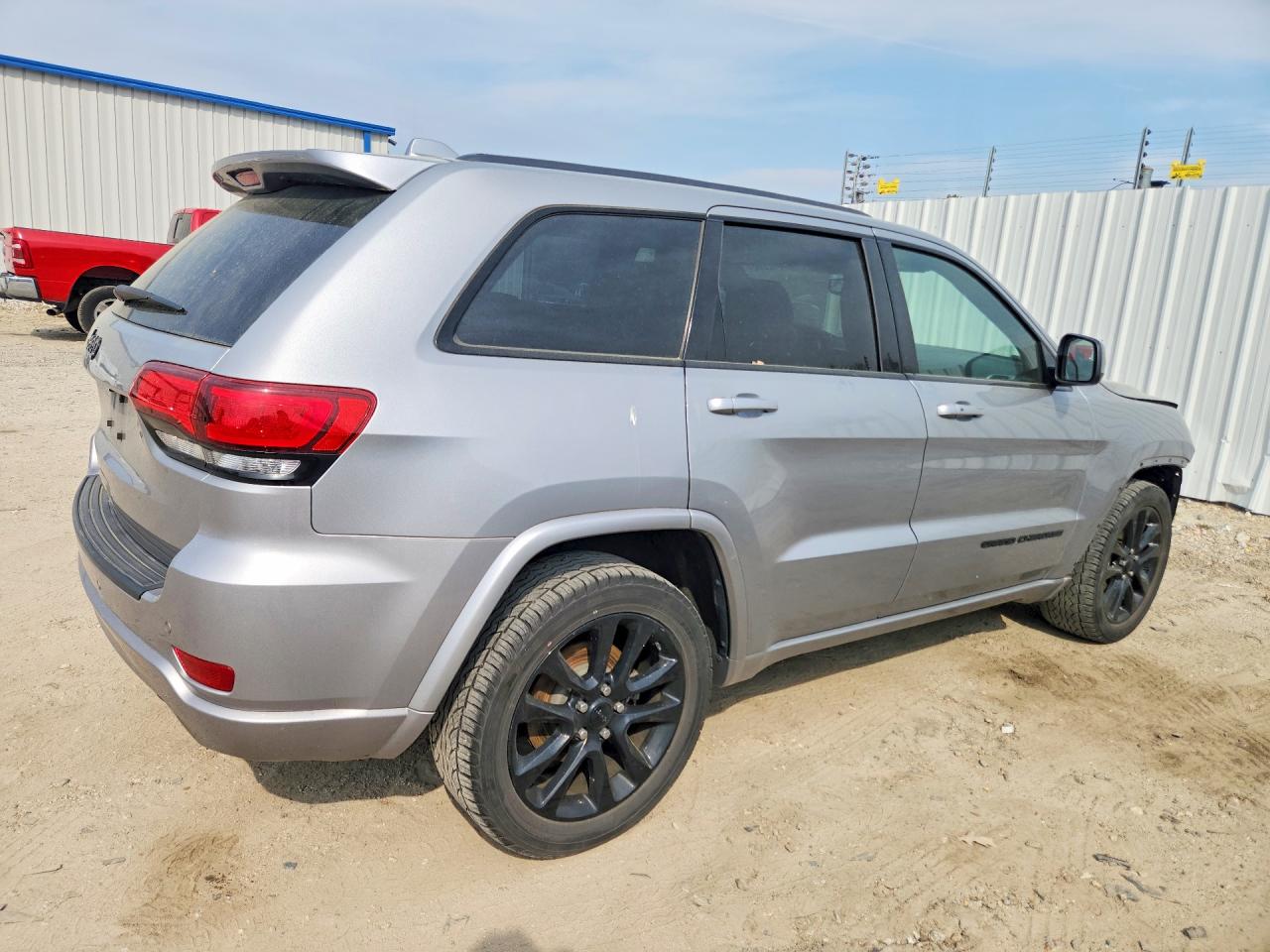 2018 JEEP GRAND CHEROKEE LAREDO photo 3