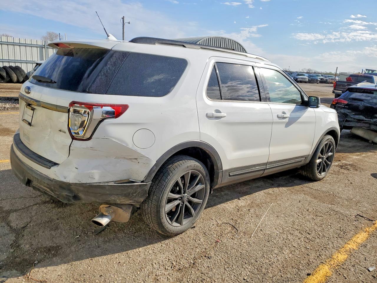 2018 FORD EXPLORER XLT photo 5