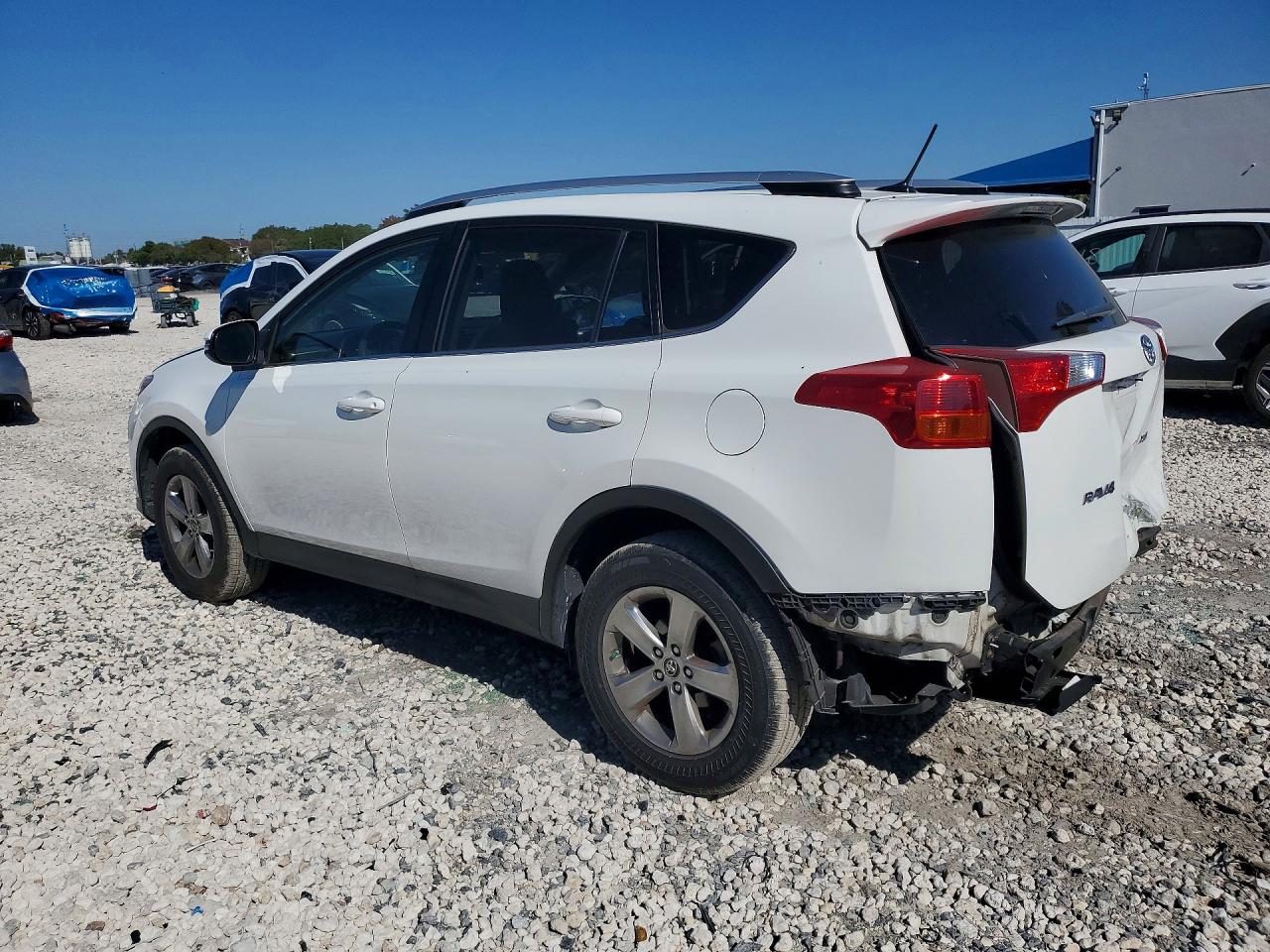 2015 TOYOTA RAV4 XLE photo 3