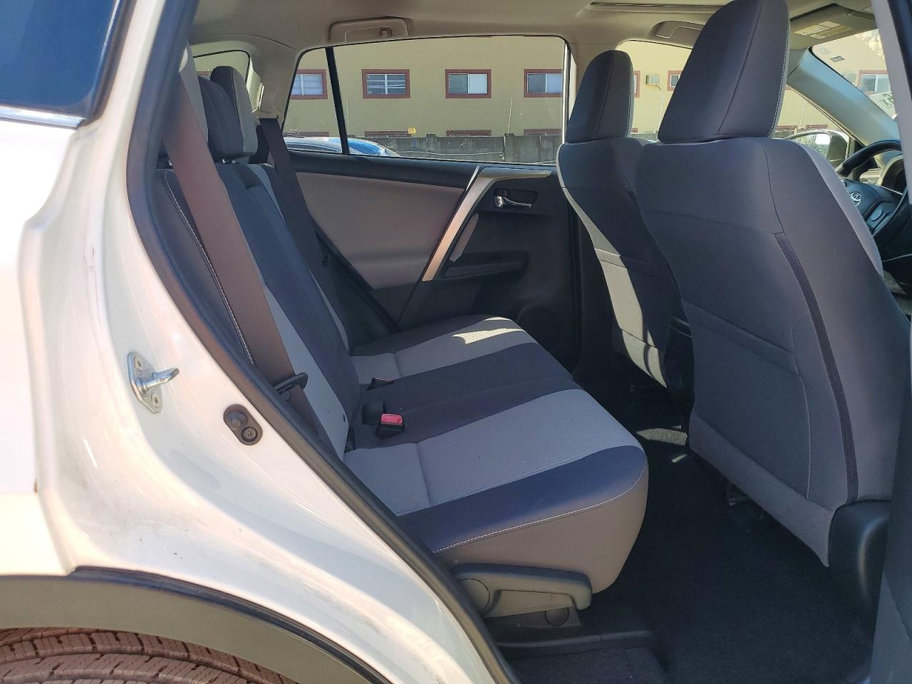 2015 TOYOTA RAV4 XLE photo 19
