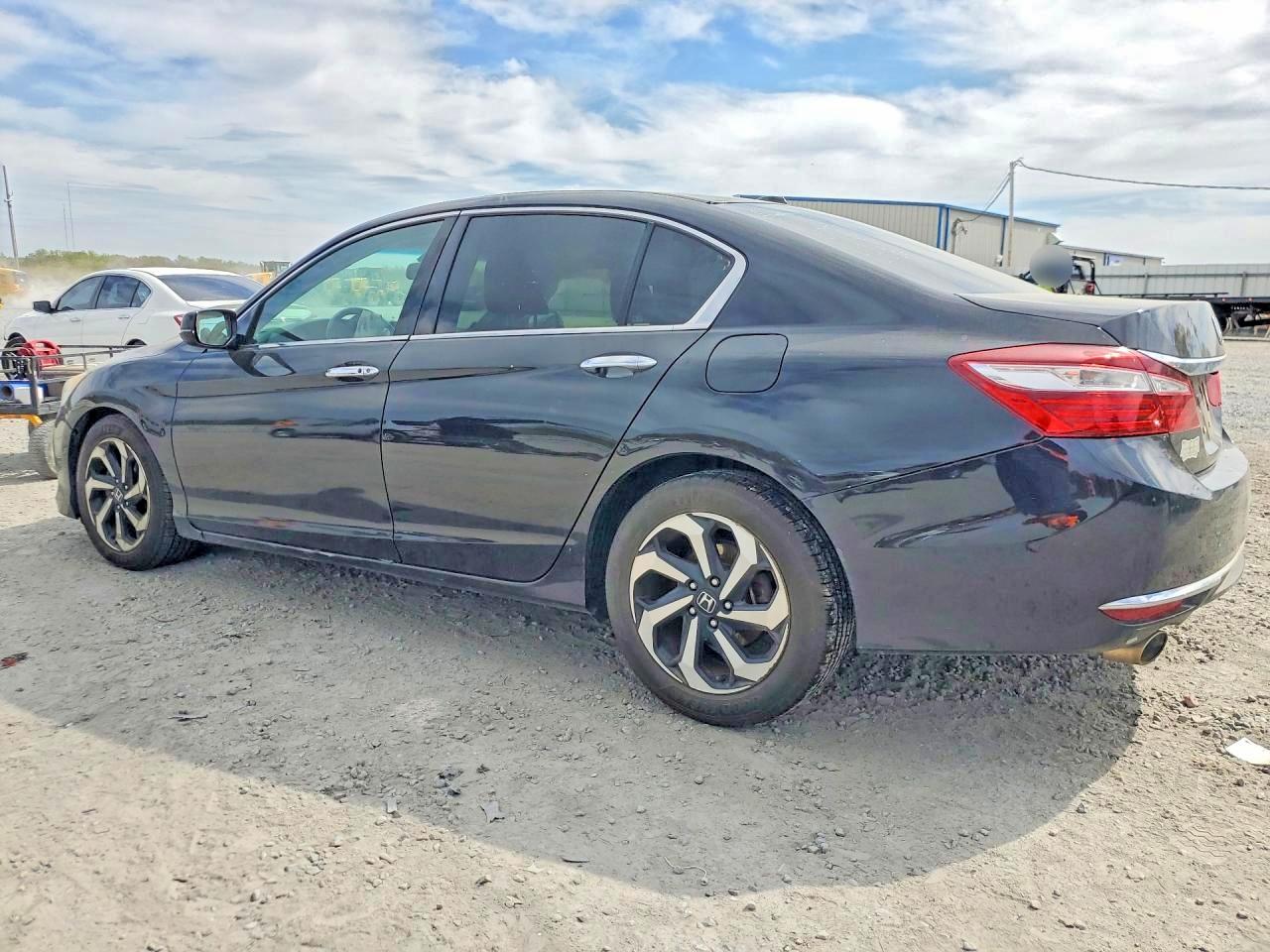 2016 HONDA ACCORD photo 3