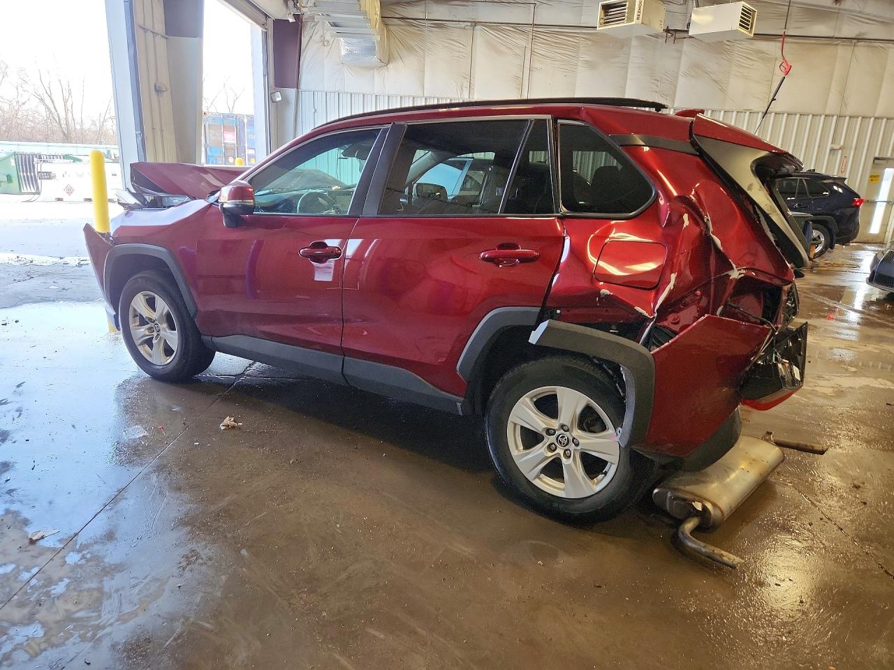 2021 TOYOTA RAV4 XLE photo 2