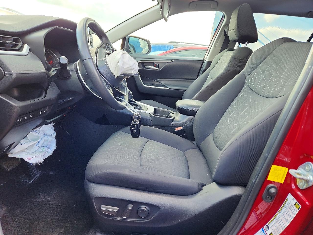 2021 TOYOTA RAV4 XLE photo 7