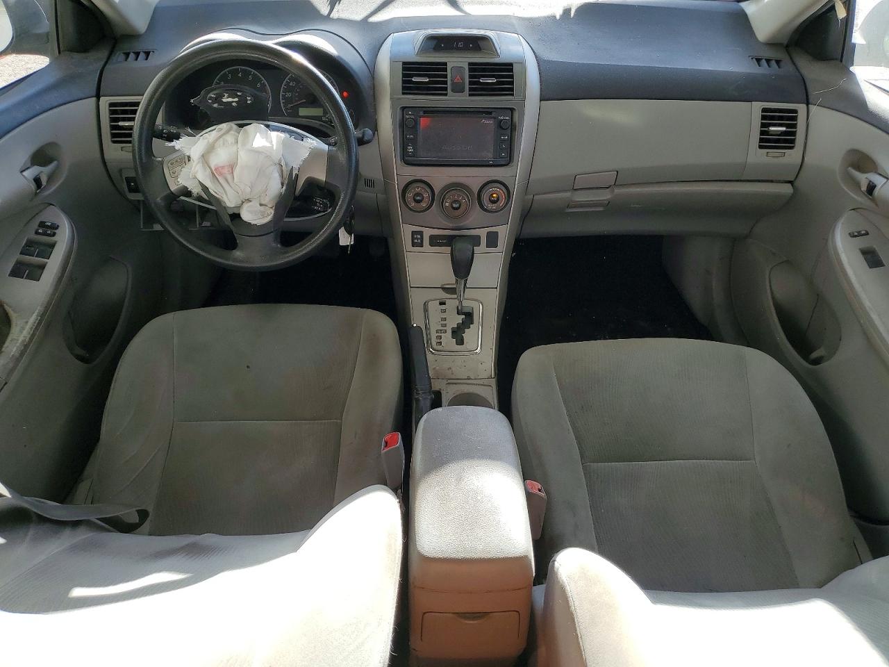 2013 TOYOTA COROLLA LE photo 8