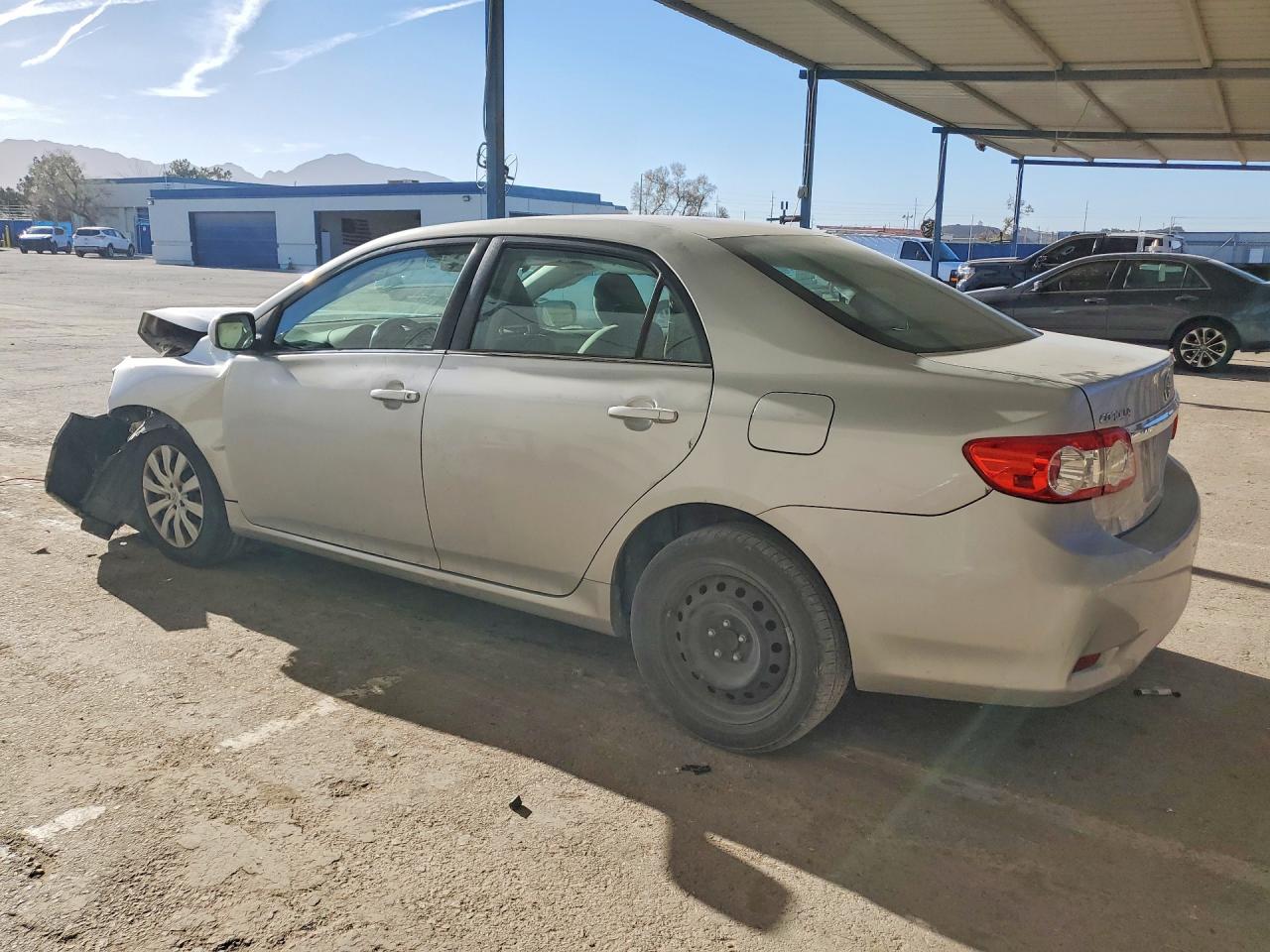 2013 TOYOTA COROLLA LE photo 2