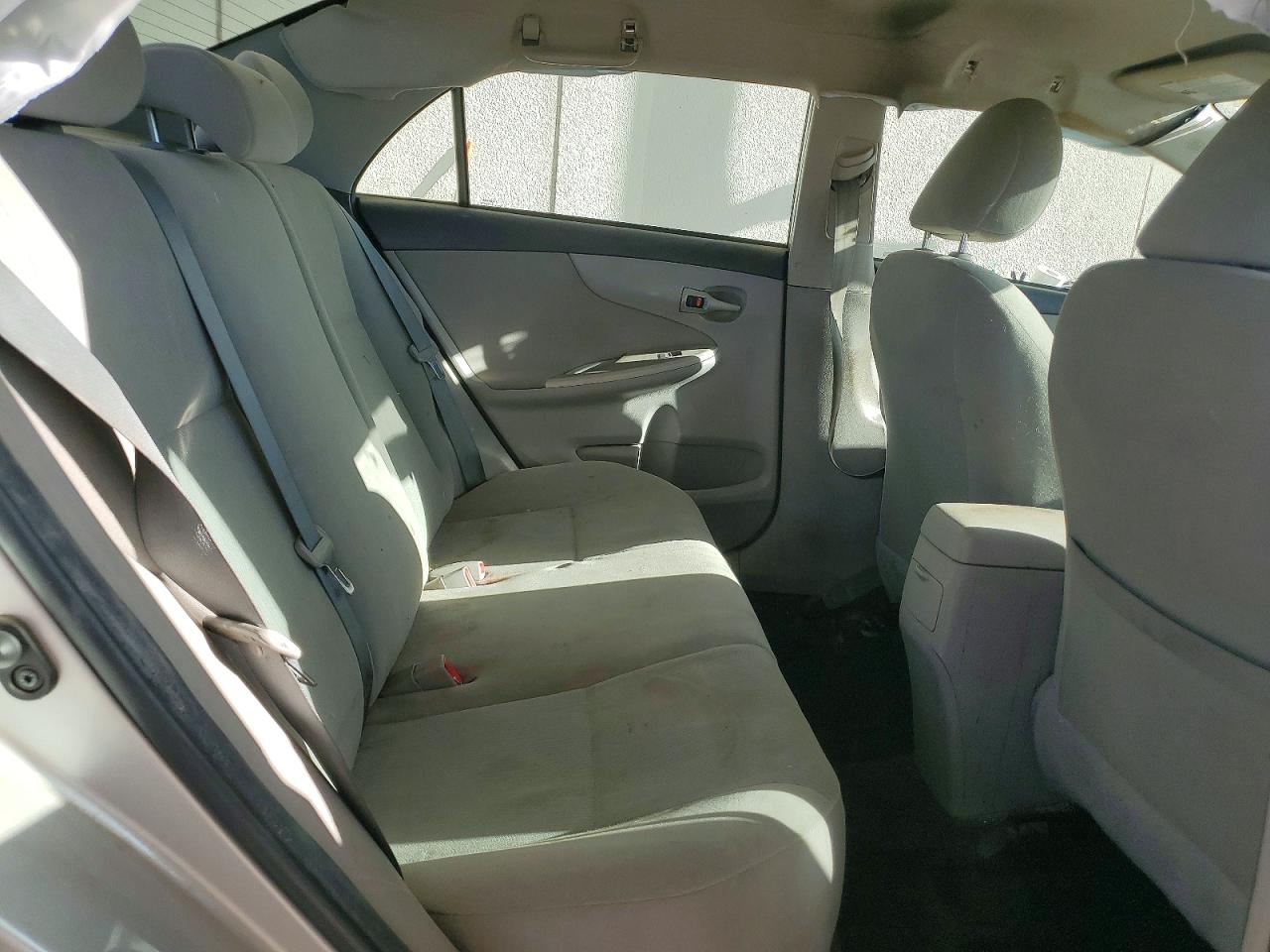 2013 TOYOTA COROLLA LE photo 10