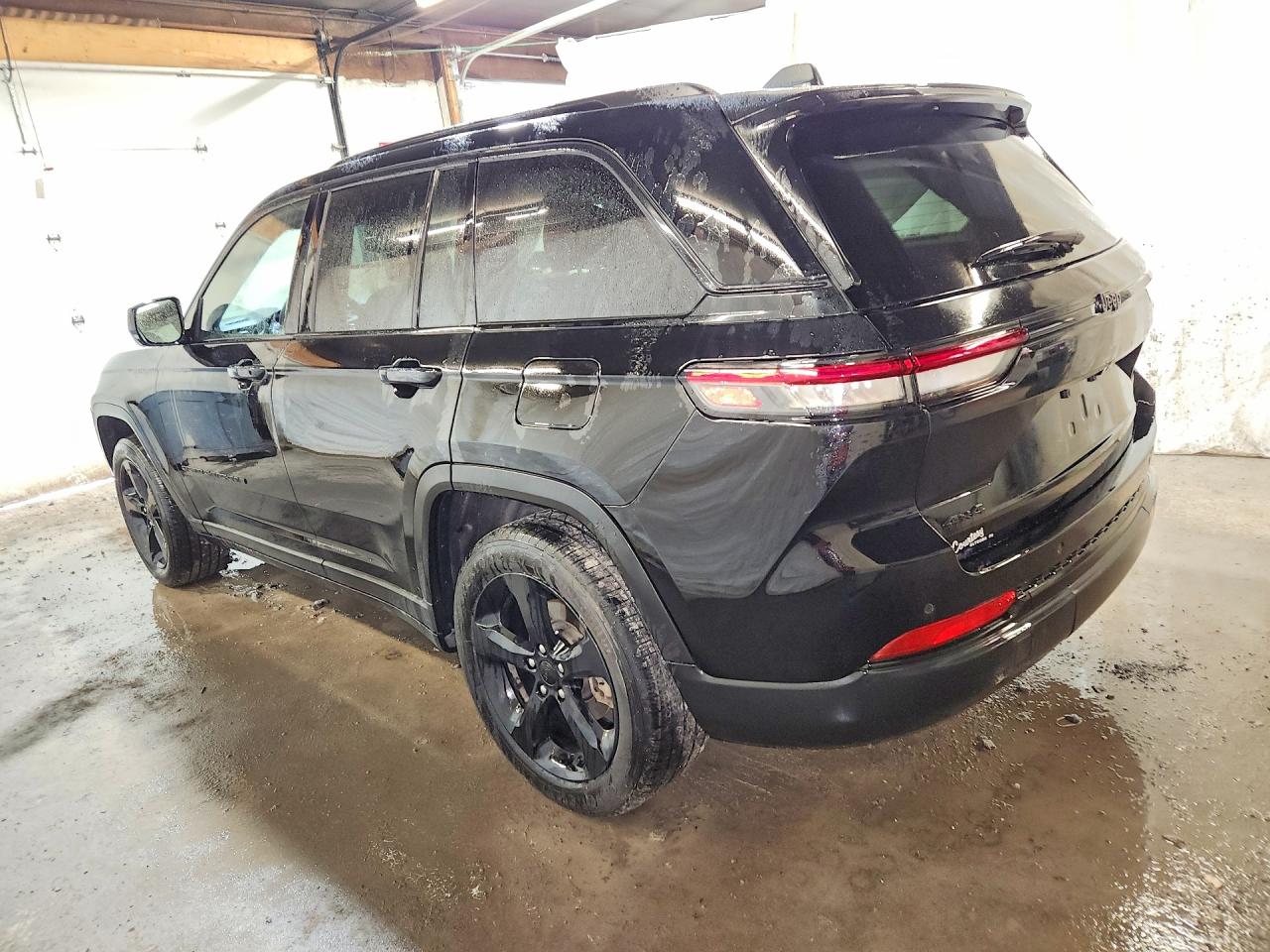 2023 JEEP GRAND CHEROKEE LAREDO photo 2