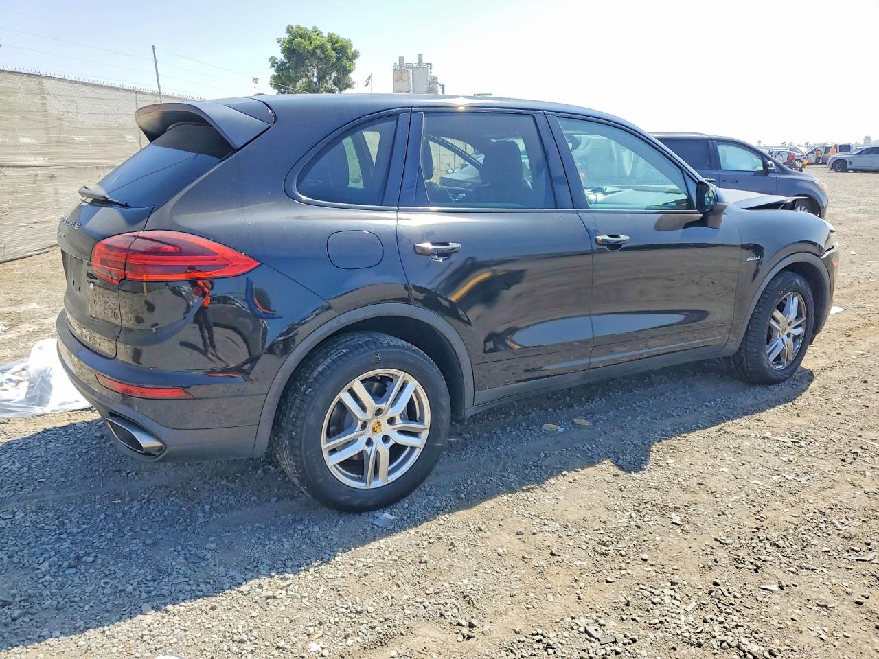 2015 PORSCHE CAYENNE photo 3