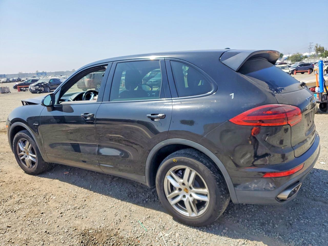 2015 PORSCHE CAYENNE photo 2