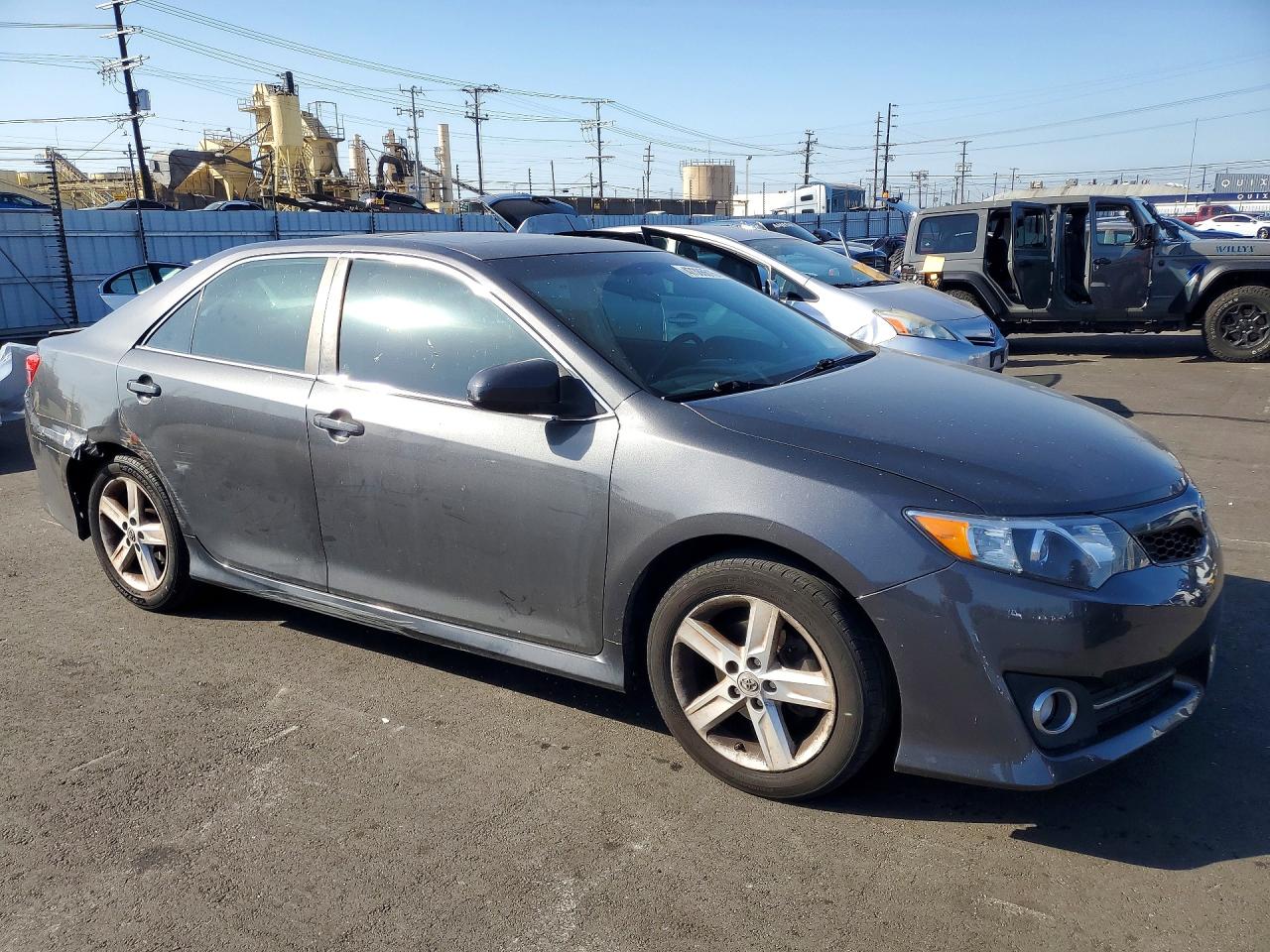 2013 TOYOTA CAMRY SE photo 10
