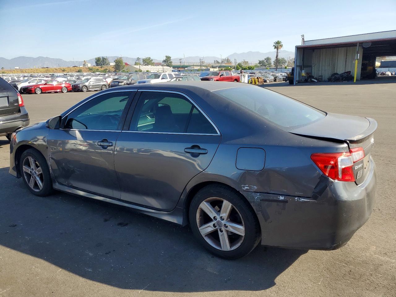2013 TOYOTA CAMRY SE photo 4