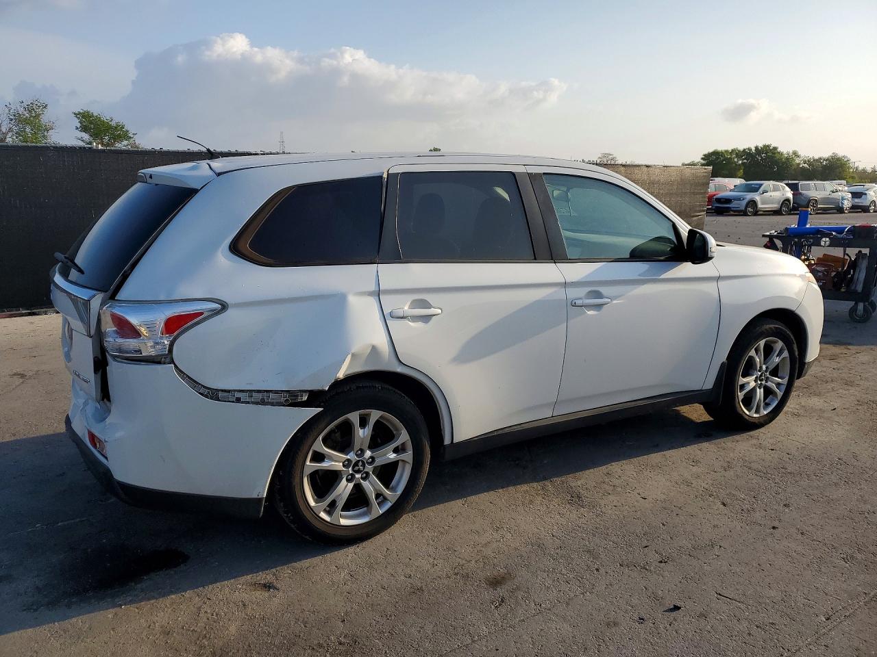 2014 MITSUBISHI OUTLANDER SE photo 5