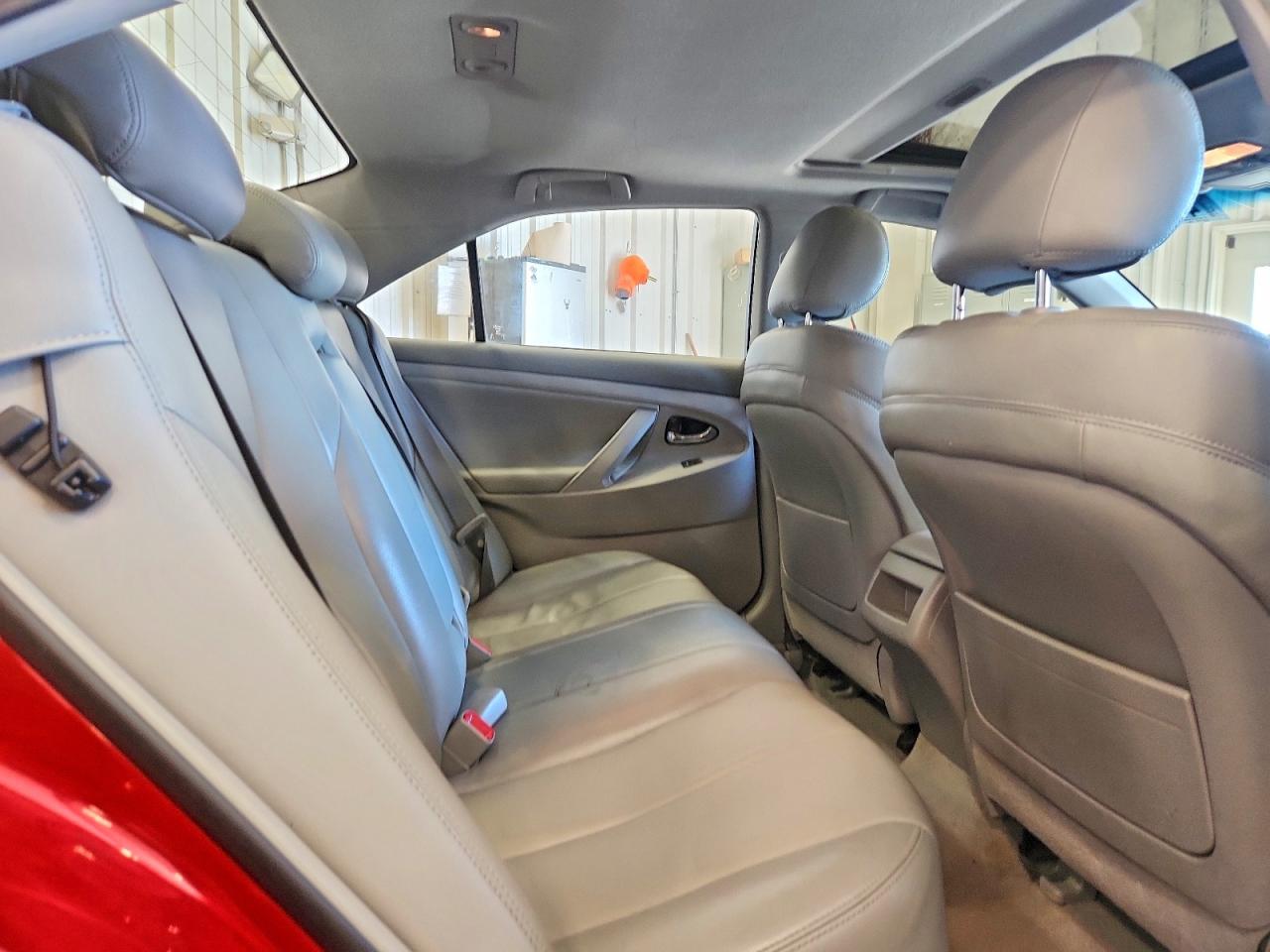 2011 TOYOTA CAMRY LE photo 10