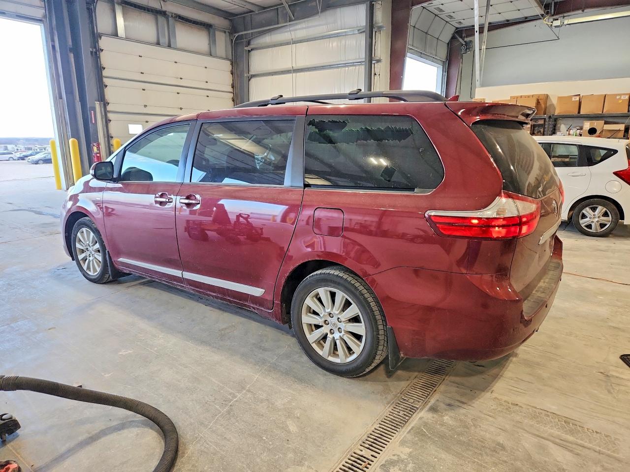 2017 TOYOTA SIENNA LIMITED PREMIUM 7-PASSENGER photo 4
