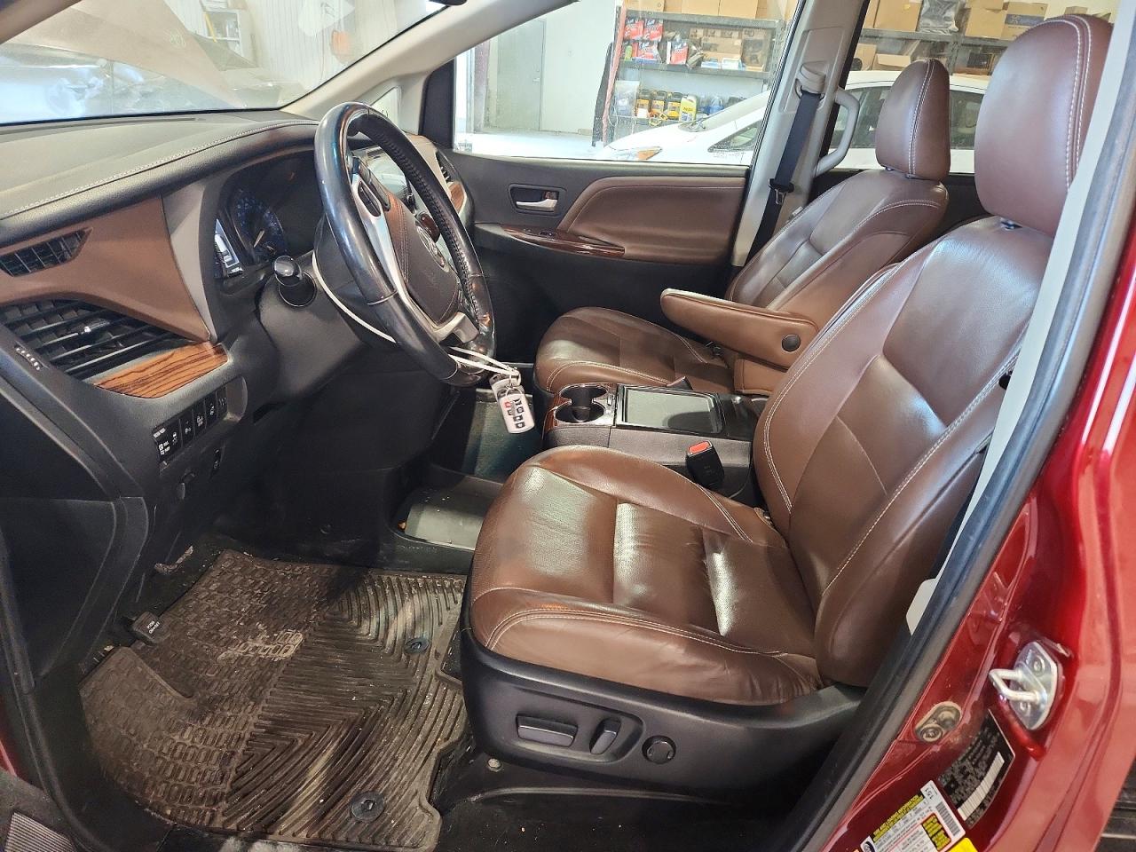 2017 TOYOTA SIENNA LIMITED PREMIUM 7-PASSENGER photo 19