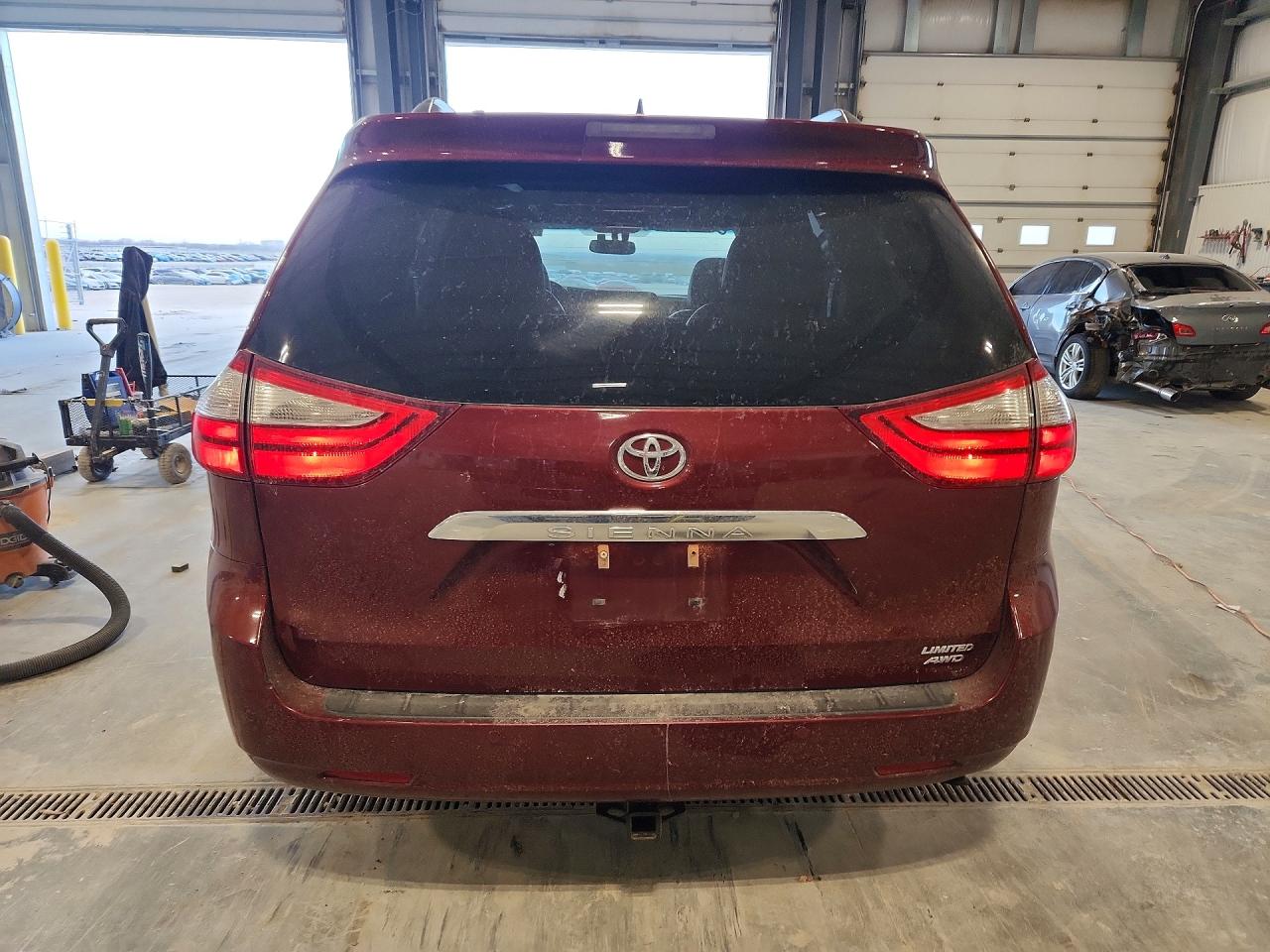 2017 TOYOTA SIENNA LIMITED PREMIUM 7-PASSENGER photo 16