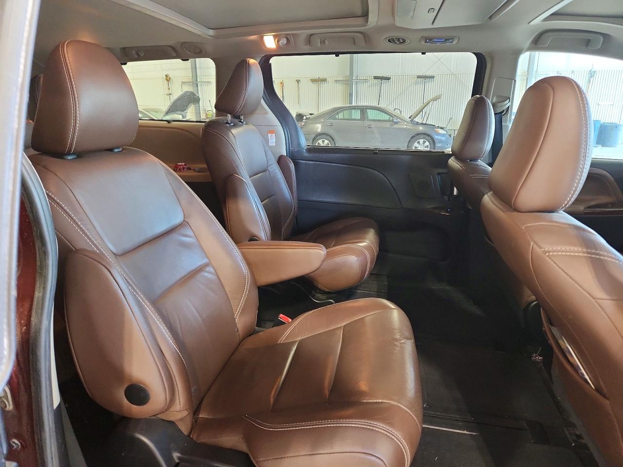 2017 TOYOTA SIENNA LIMITED PREMIUM 7-PASSENGER photo 31