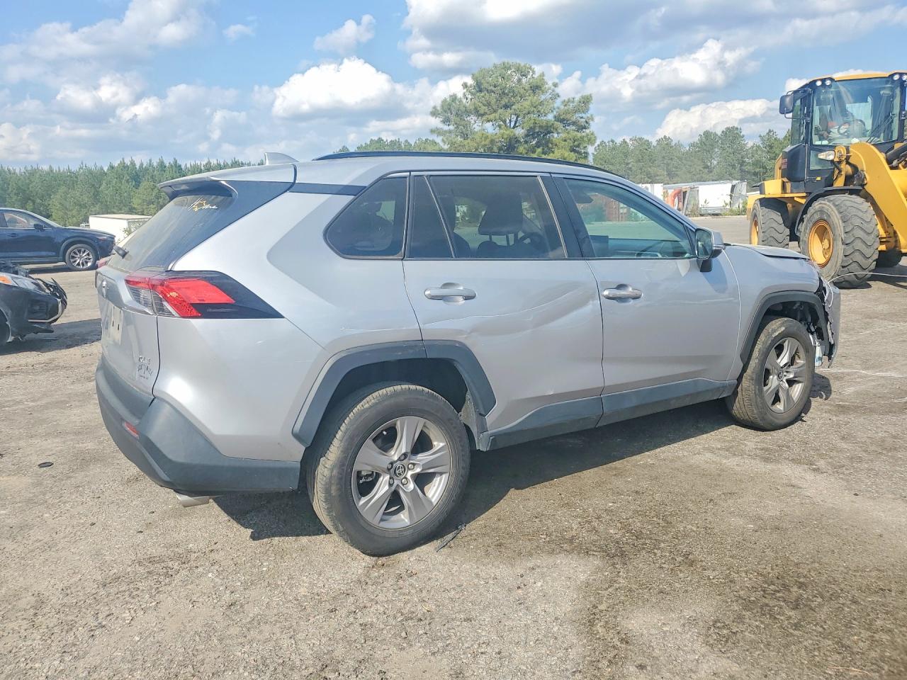 2022 TOYOTA RAV4 XLE photo 5