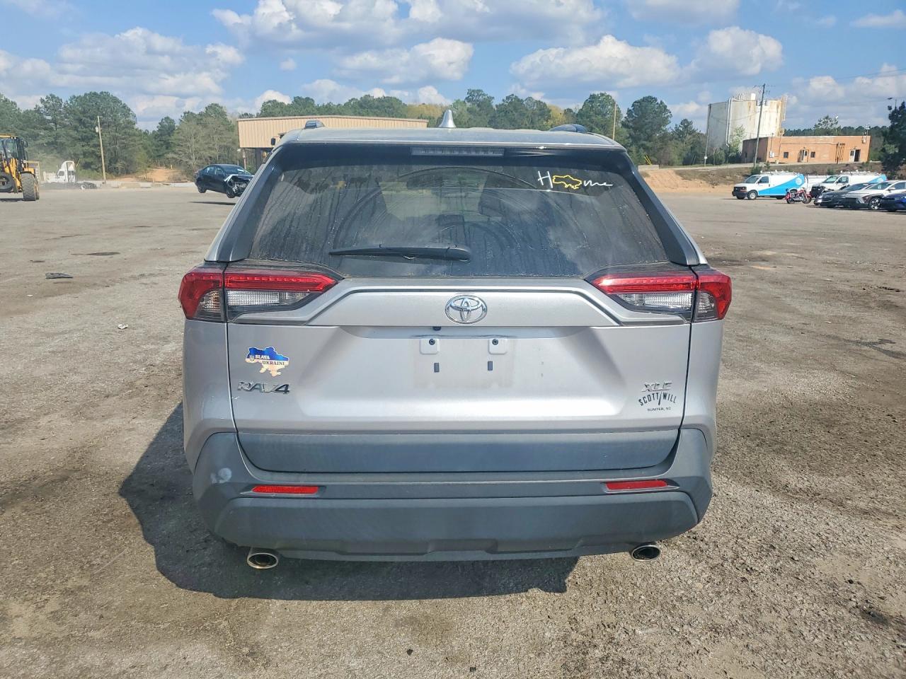 2022 TOYOTA RAV4 XLE photo 11
