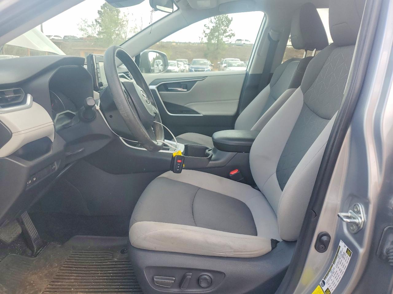 2022 TOYOTA RAV4 XLE photo 13
