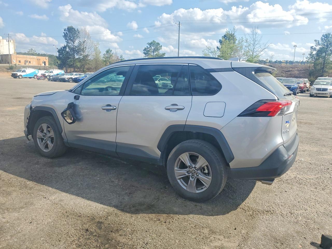 2022 TOYOTA RAV4 XLE photo 3