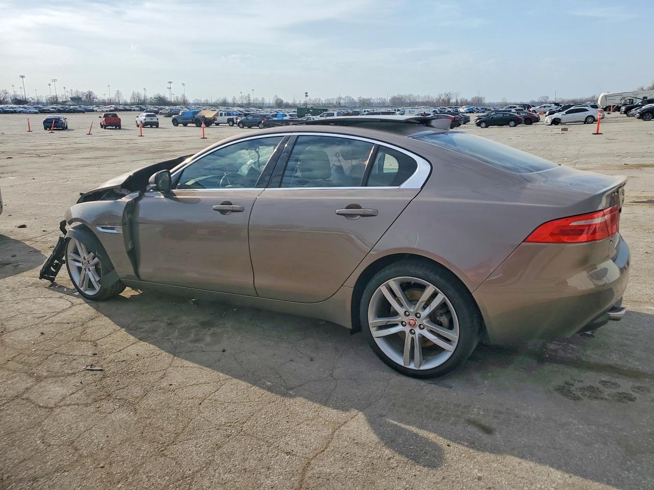 2017 JAGUAR XE PRESTIGE photo 4