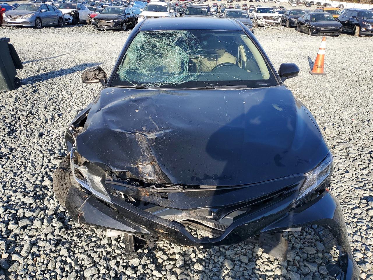 2019 TOYOTA CAMRY LE photo 5